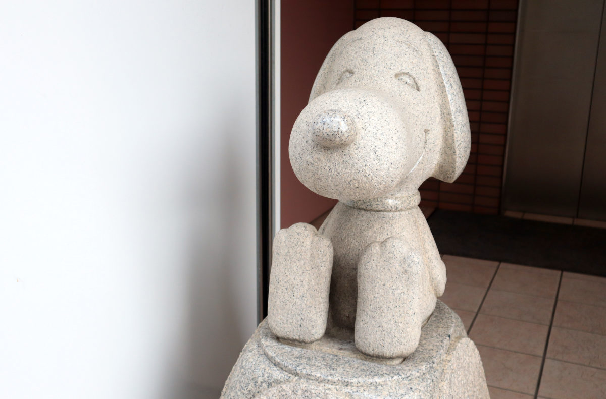 なんでこのキャラクターが⁈三宮・ファミリア本社前の「スヌーピー像