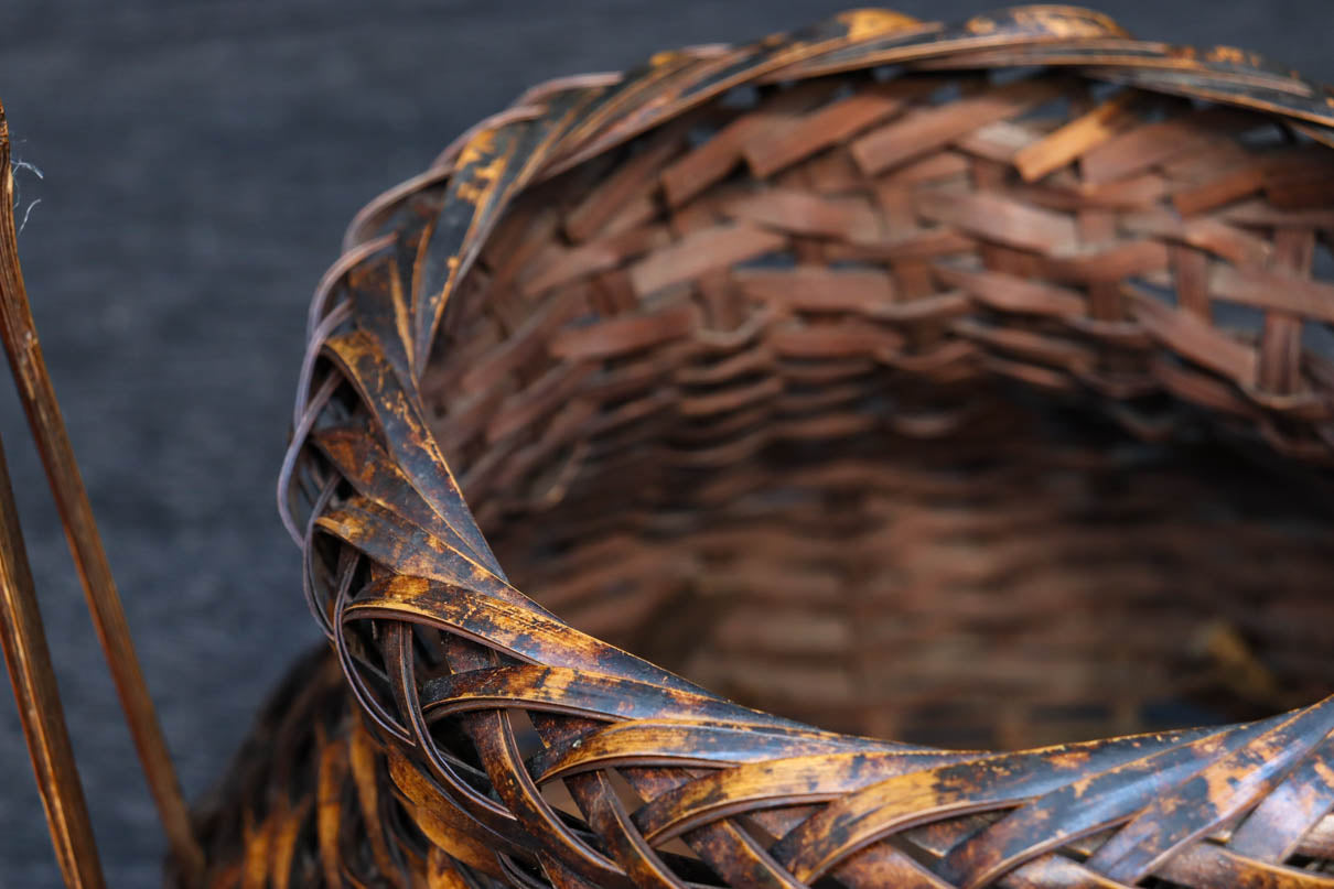 艶みある色彩で時代の趣き溢れる竹かご花器 DC6852 – 古福庵