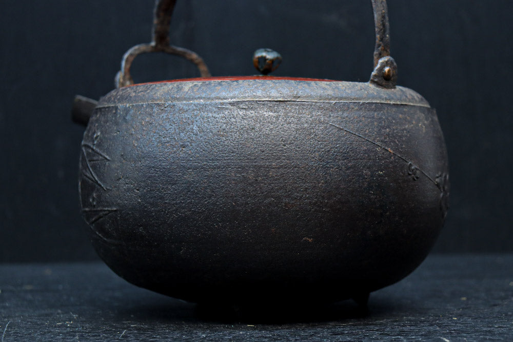 朱漆が雅やかな鉄製の大きなお銚子 DC7672ab 在庫(a:1 b:1)個 – 古福庵