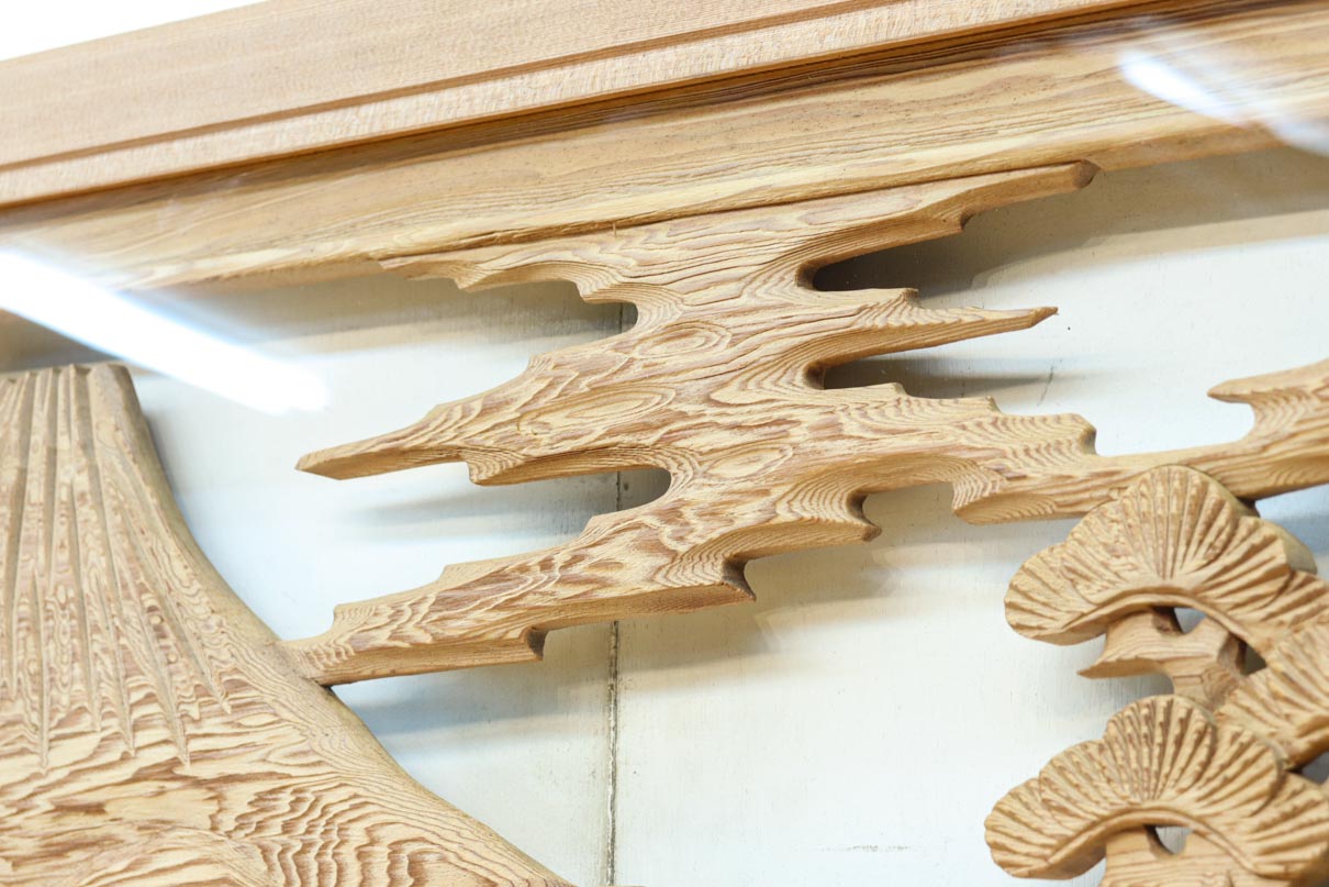 貫録ある富士山を丁寧に描いたガラス入り彫刻欄間 EZ2766 在庫1枚 – 古