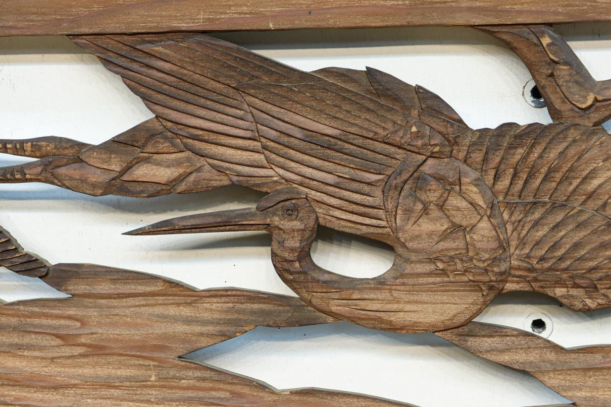 松の木の周りを優雅に舞う鶴を描く彫刻欄間素材 EZ2875 在庫1枚 – 古福