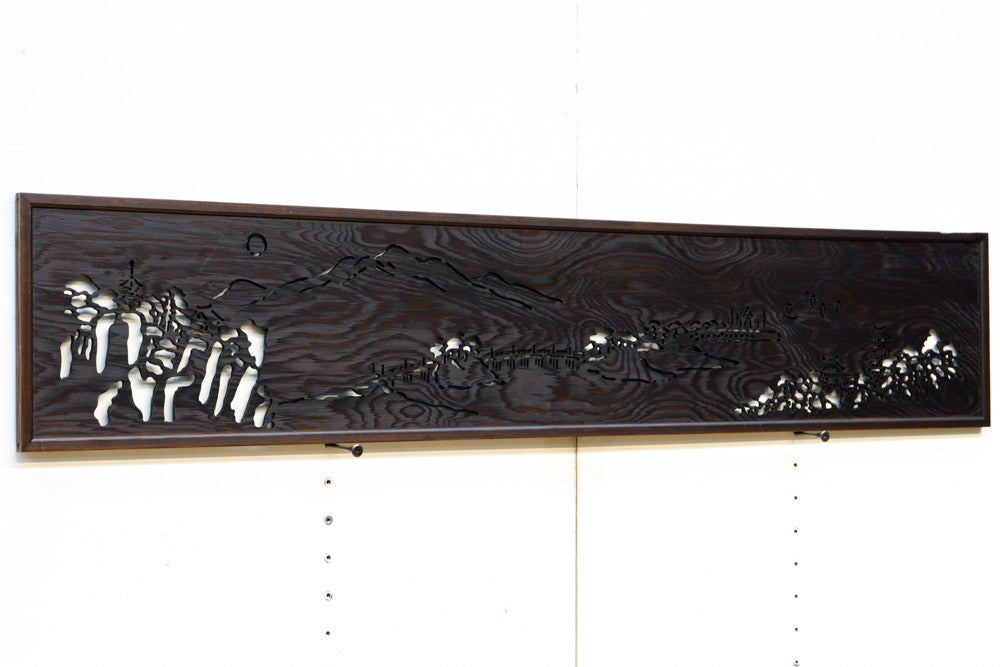 美麗な杢目板に山間の風景を描いた透かし欄間 EZ2322 在庫1枚 – 古福庵