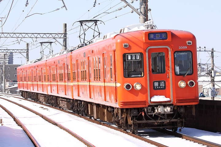 KSWeb - 京成3300形 創立100周年リバイバルカラー電車、雪晴れを走る
