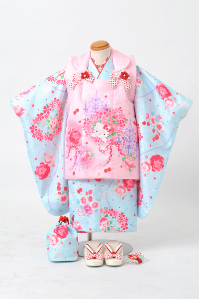 被布(ピンク・ハローキティ)着物(水色)｜着物レンタルあき (来店着付け