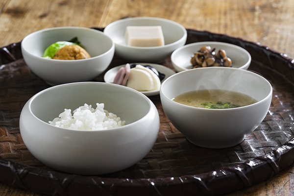 有田焼」窯元との共同製作による磁器製「応量器」食べるものの量に応じ