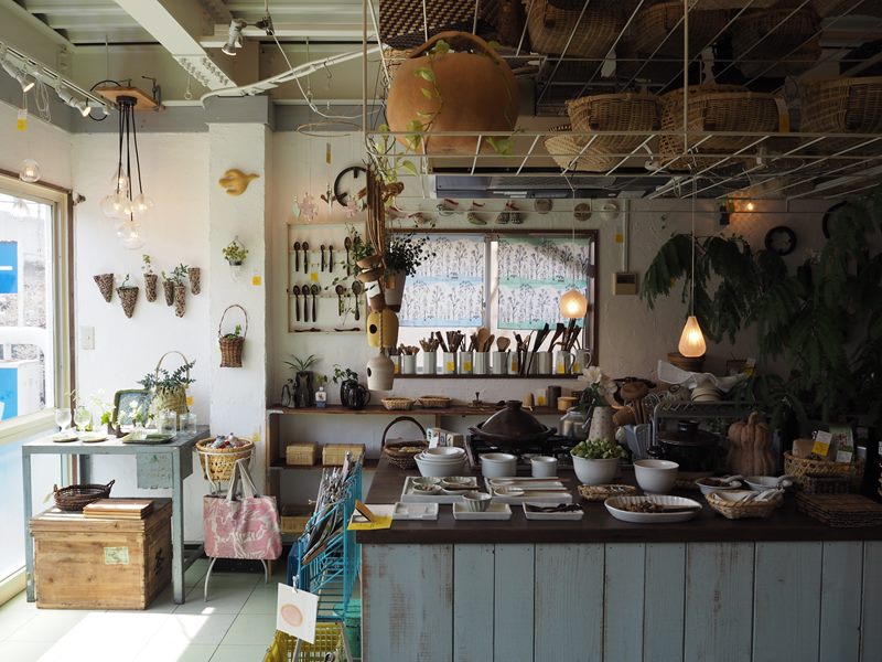 素敵な器を使った朝ごはんコラム、5月担当は「黄色い鳥器店」の高橋