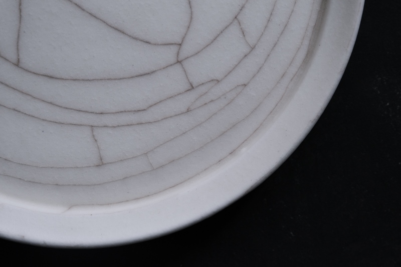 貫入”の奥深さと使いやすさと「megumi tsukazaki」のリム皿 | 暮らしと