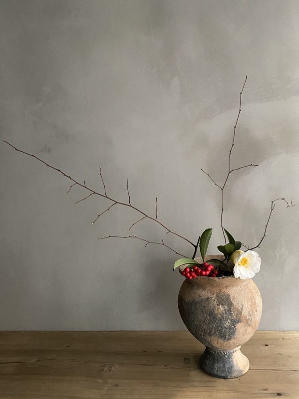 時代を超えた古い器に、そっと花を生けるということ | 暮らしと