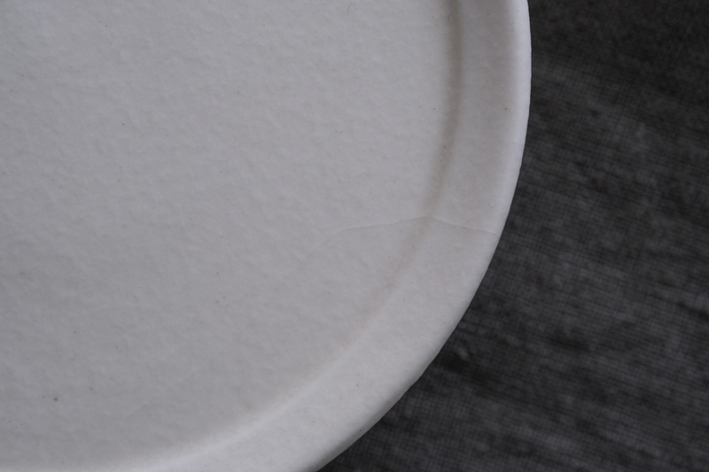 貫入”の奥深さと使いやすさと「megumi tsukazaki」のリム皿 | 暮らしと