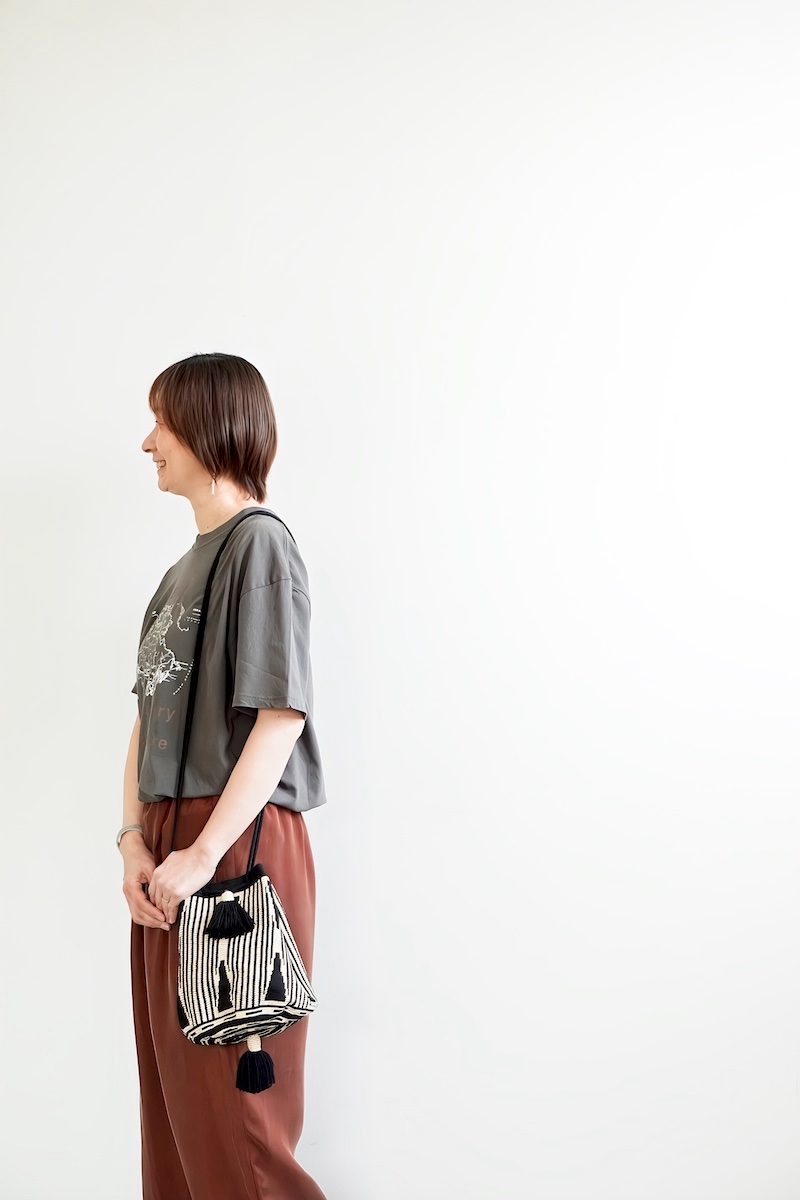 シンプルなコーデのアクセントに、スタッフもヘビロテ中のWAYUU BAG