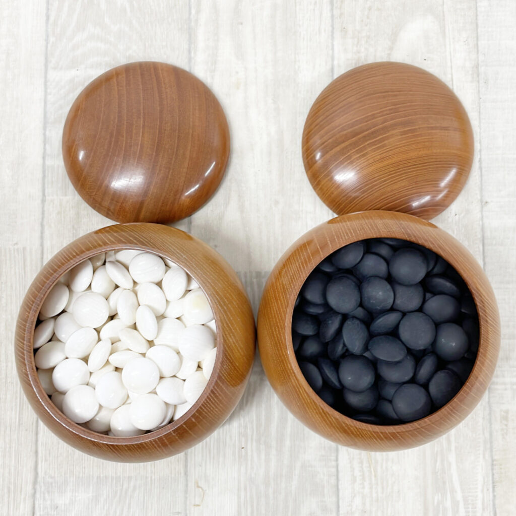 囲碁道具の最高峰──本蛤碁石・那智黒石・本榧碁盤を松山で買取いたし