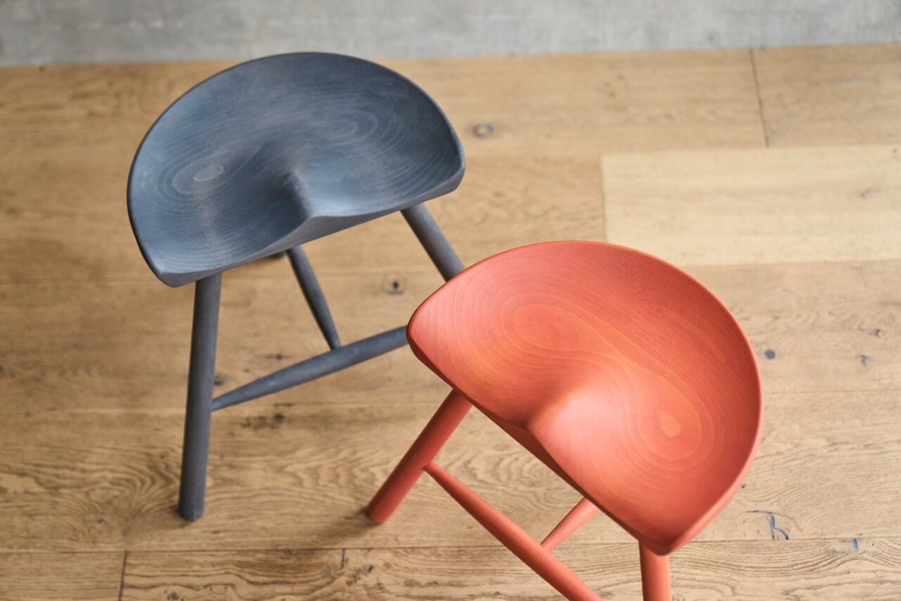 アクタス】北欧の名品スツールと奄美の伝統技法がコラボ！泥染め