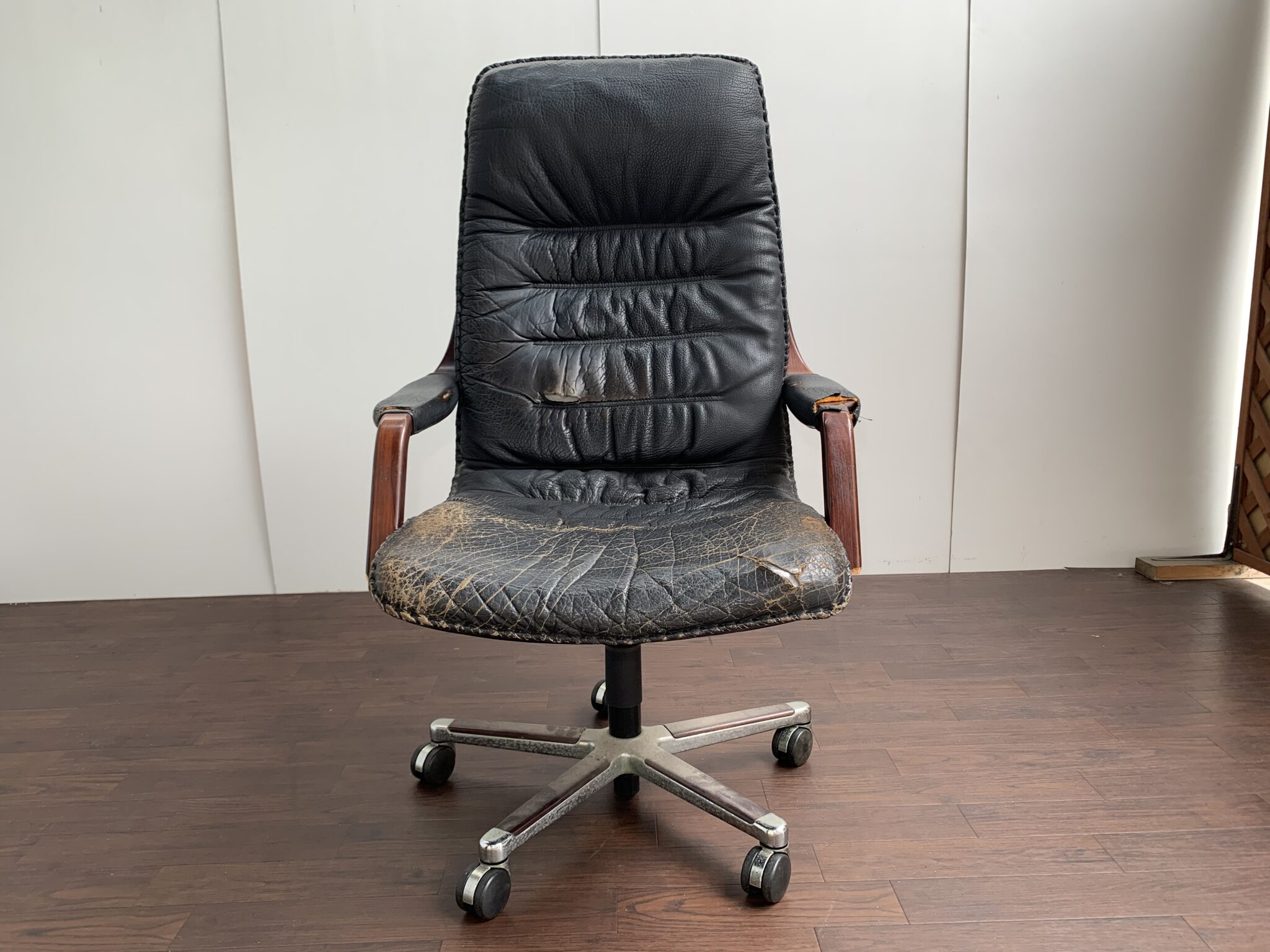 パーソナルチェア革修理修復 傷みの酷い箇所は部分張り替えで | ソファ