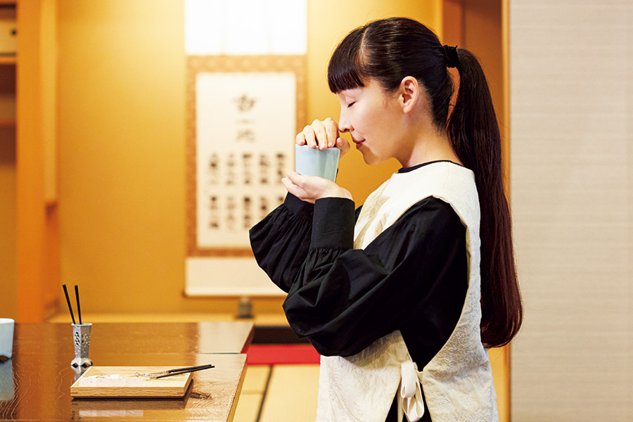 香道の入門編。香りを聞く「聞香」を、女優・麻生久美子さんが体験