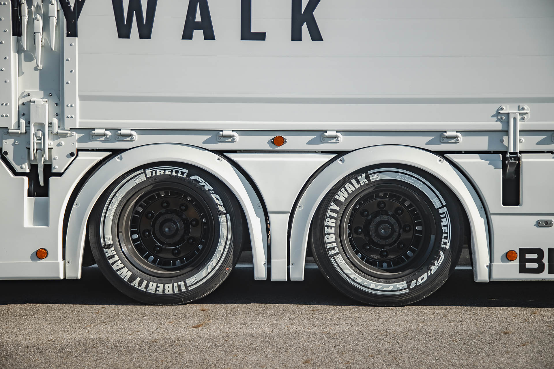 LB-TRUCKS Mitsubishi Fuso SUPER GREAT - LIBERTY WALK | リバティー