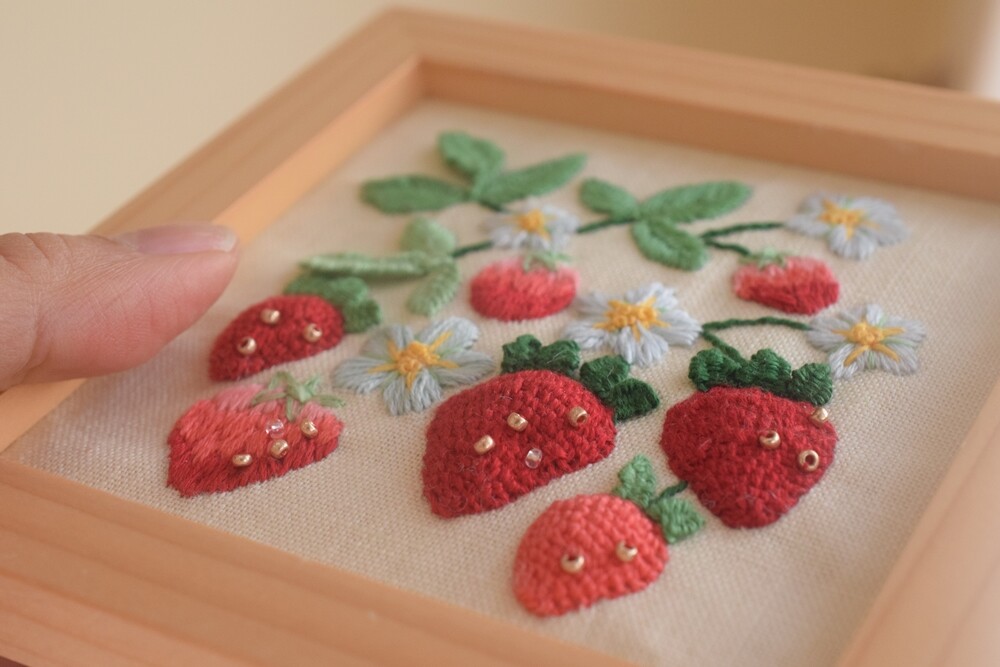 春の刺繍】ホビーラホビーレのぷっくり刺繍「いちご」完成♪ : happy