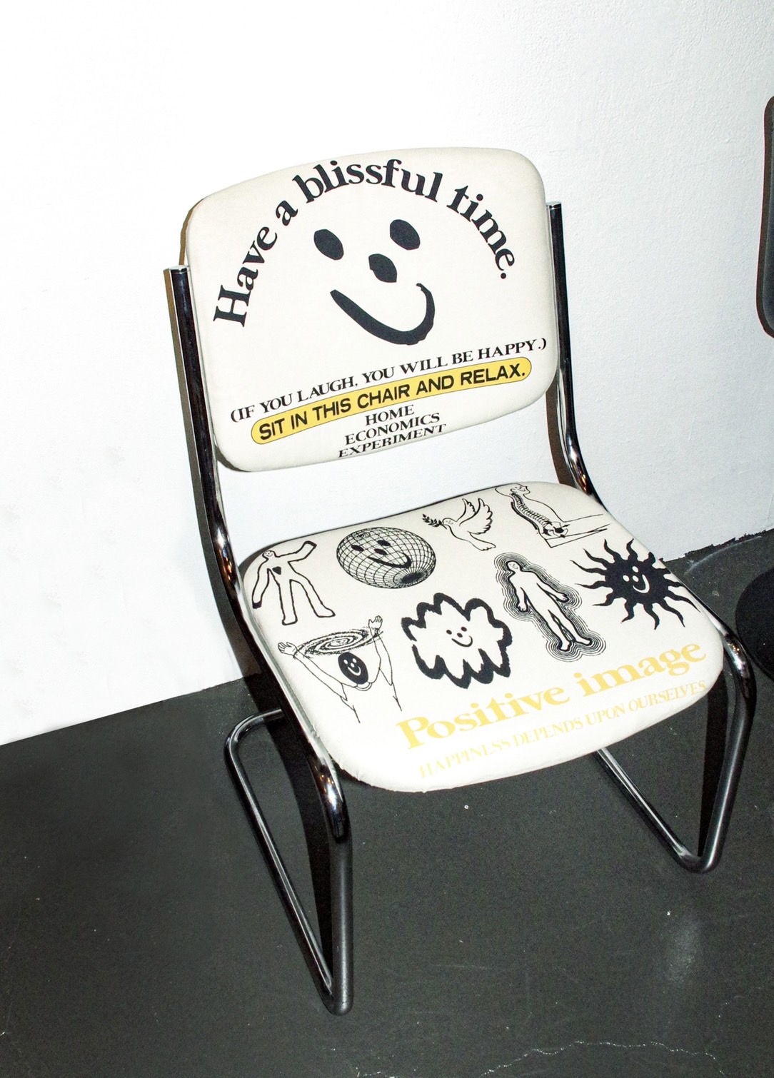 室内空間にグラフィックデザインを落とし込む、HOME ECONOMICS