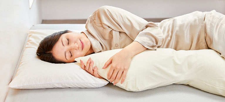 抱き枕をおすすめする理由 | LOFTY公式｜ロフテー枕工房 - 枕（まくら