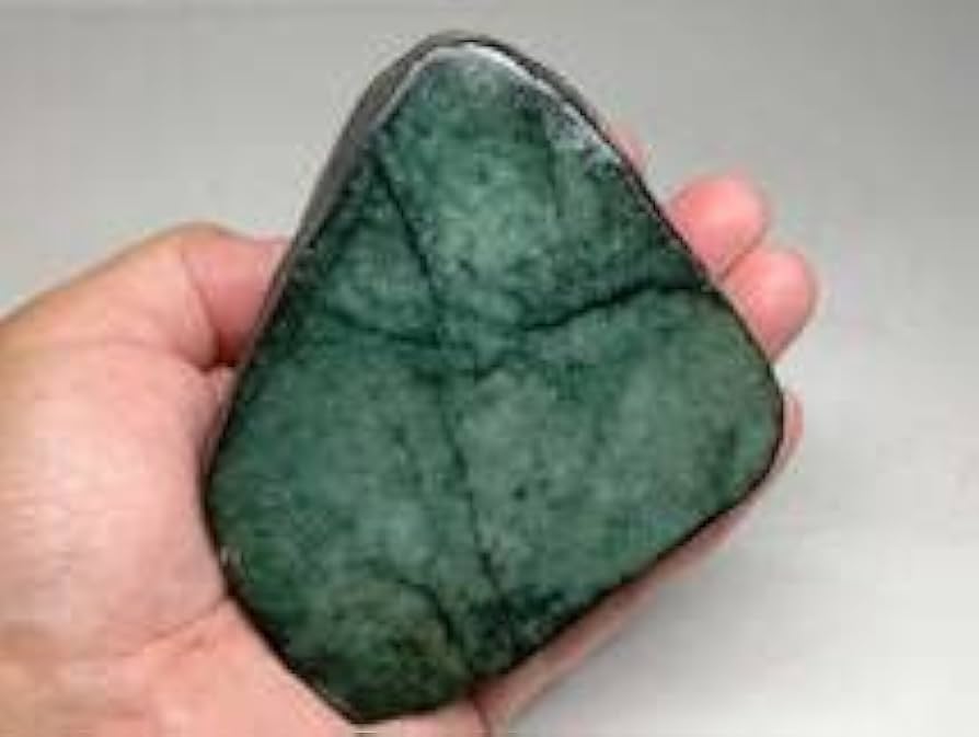Amazon.co.jp: 深緑 696g 翡翠 原石 ヒスイ 鉱物 鑑賞石 糸魚川 水石
