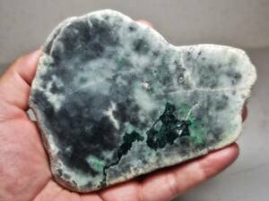 Amazon.co.jp: 黒緑 466g 翡翠 原石 ヒスイ 鉱物 鑑賞石 糸魚川 水石