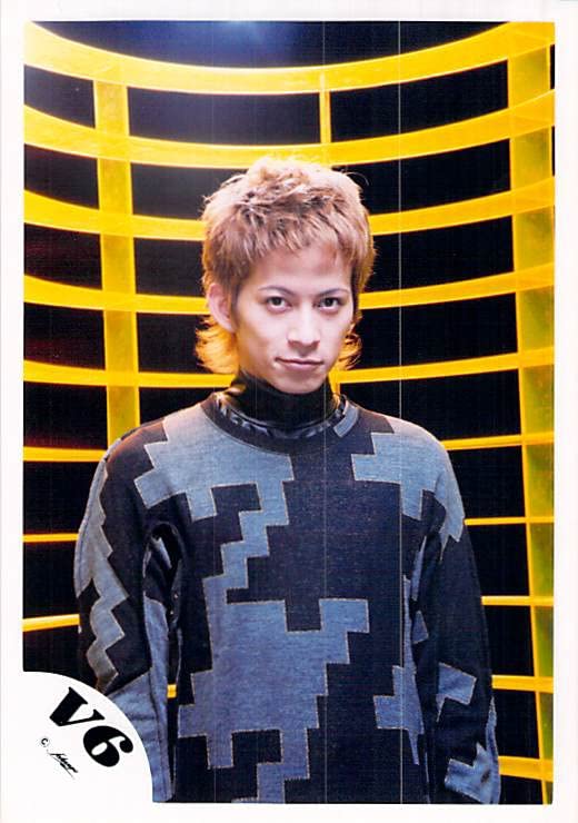 Amazon.co.jp: V6 カミセン 岡田准一 公式写真 写真 フォト （スリーブ