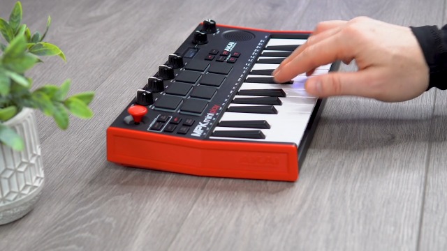 Amazon.com: AKAI Professional MPK Mini Play MK3 y M-Audio SP-2