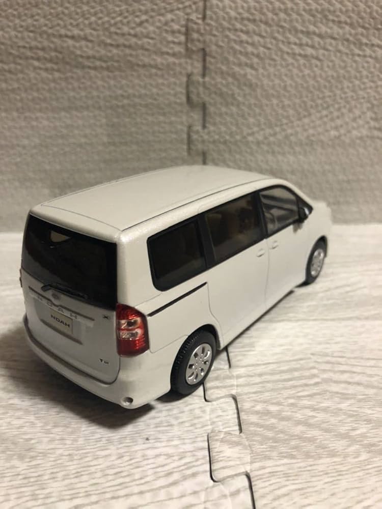 Amazon | 1/30 トヨタ ノア NOAH 後期 カラーサンプル ミニカー 非売品