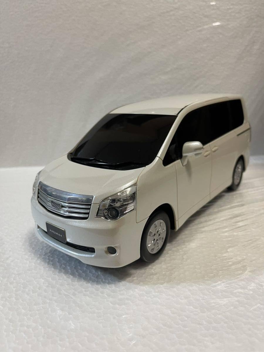 Amazon | 1/18 ノア 非売品 カラーサンプル ミニカー ホワイトパール