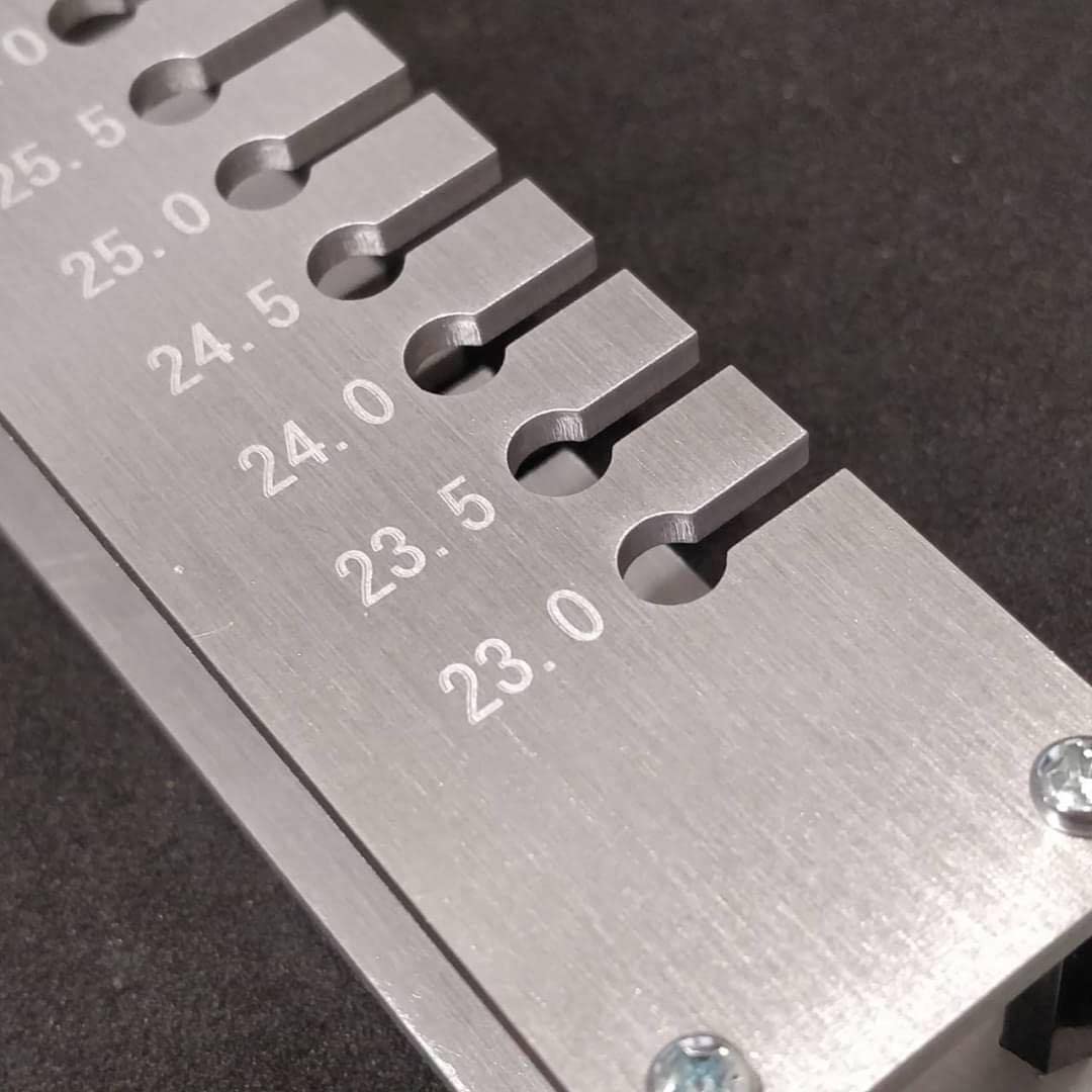 Amazon | ミニ四駆 治具 (ペラタイヤ作成 タイヤ加工治具 10段) 通販