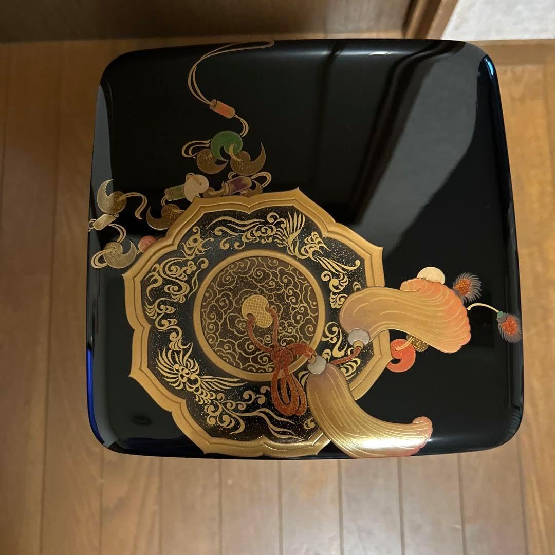 伝統的な輪島塗 黒漆の3段重箱と重台のセット 伝統的な輪島塗 黒漆の3