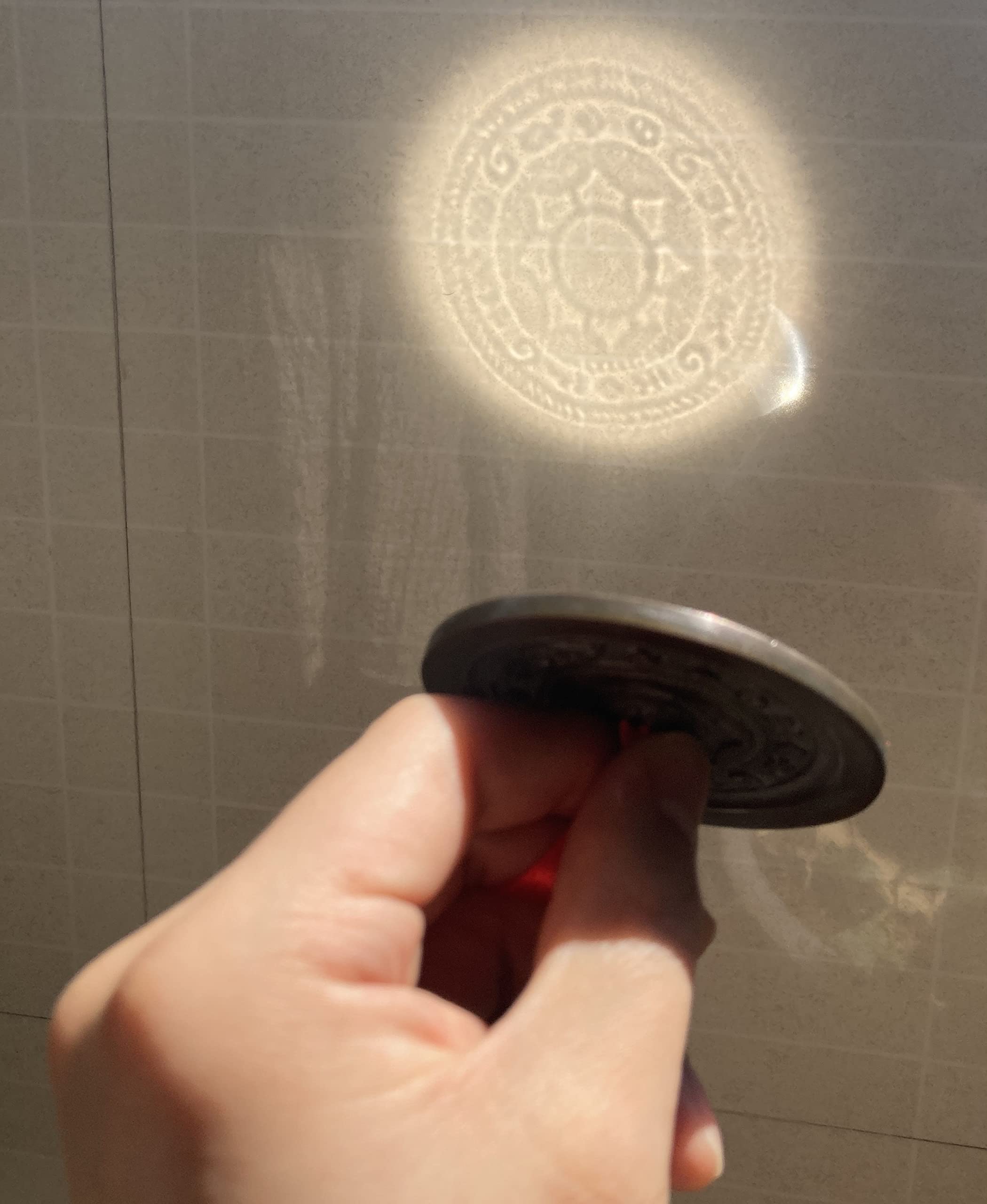 Amazon｜前漢時代 不思議な鏡(見日之光鏡)青銅鏡復元2.5寸 魔鏡 神鏡