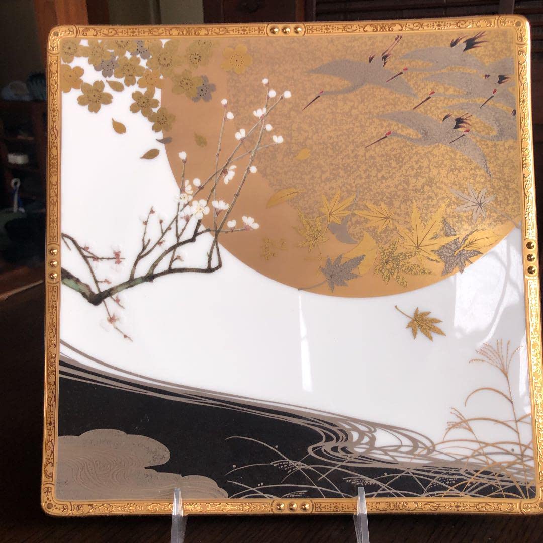 ノリタケ100周年を記念して作られた物で、四季をモチーフにした飾り皿