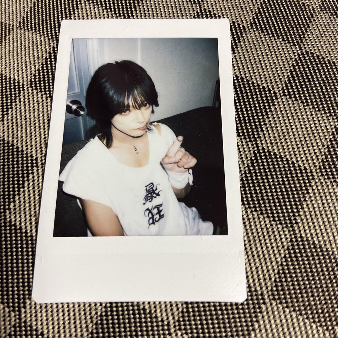 Amazon.co.jp: 甘い暴力 チェキ 咲 指差しポーズ : ホーム＆キッチン