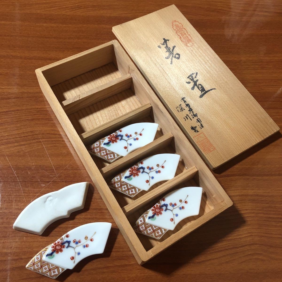 Amazon.co.jp: 〈〉深川製磁 箸置き 梅 岩梅 金彩 扇 扇型 はしおき 箸