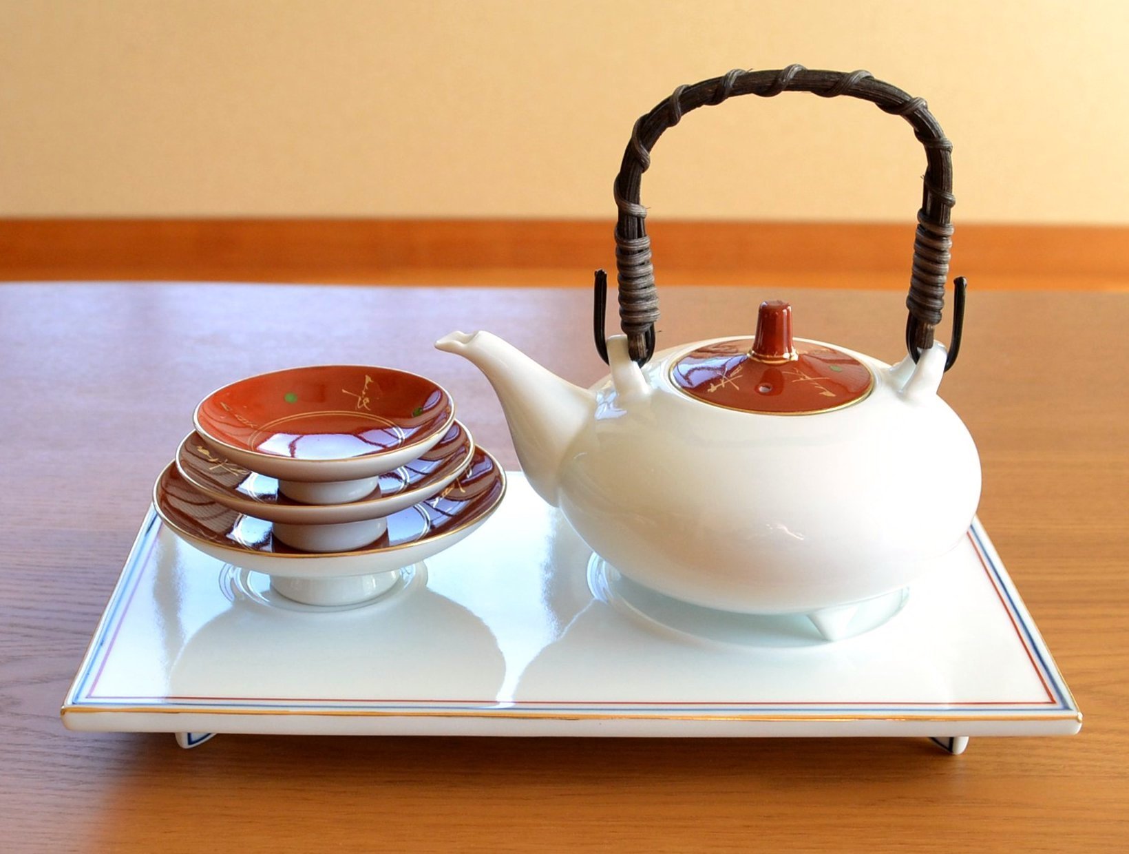 Amazon.co.jp: 有田焼 屠蘇器 おとその器 朱巻富貴長春 酒器台付屠蘇器