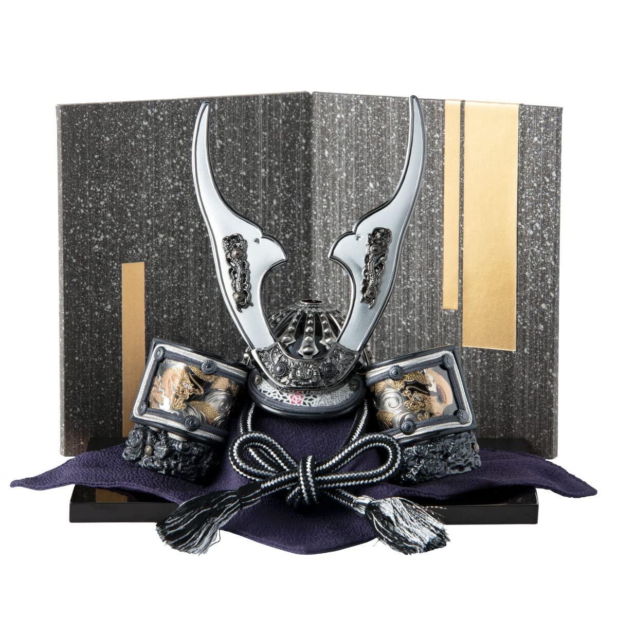 Amazon | 五月人形 コンパクト 兜 幅25cmに飾れる 【B.吉祥龍兜】 (黒