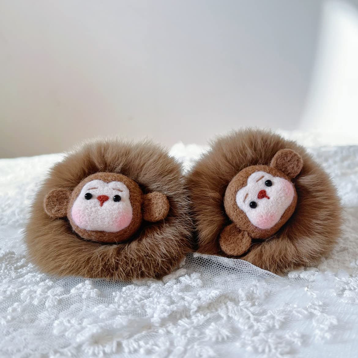 Amazon | 純手作りのウールフェルト完成品小さい猿キーホルダー