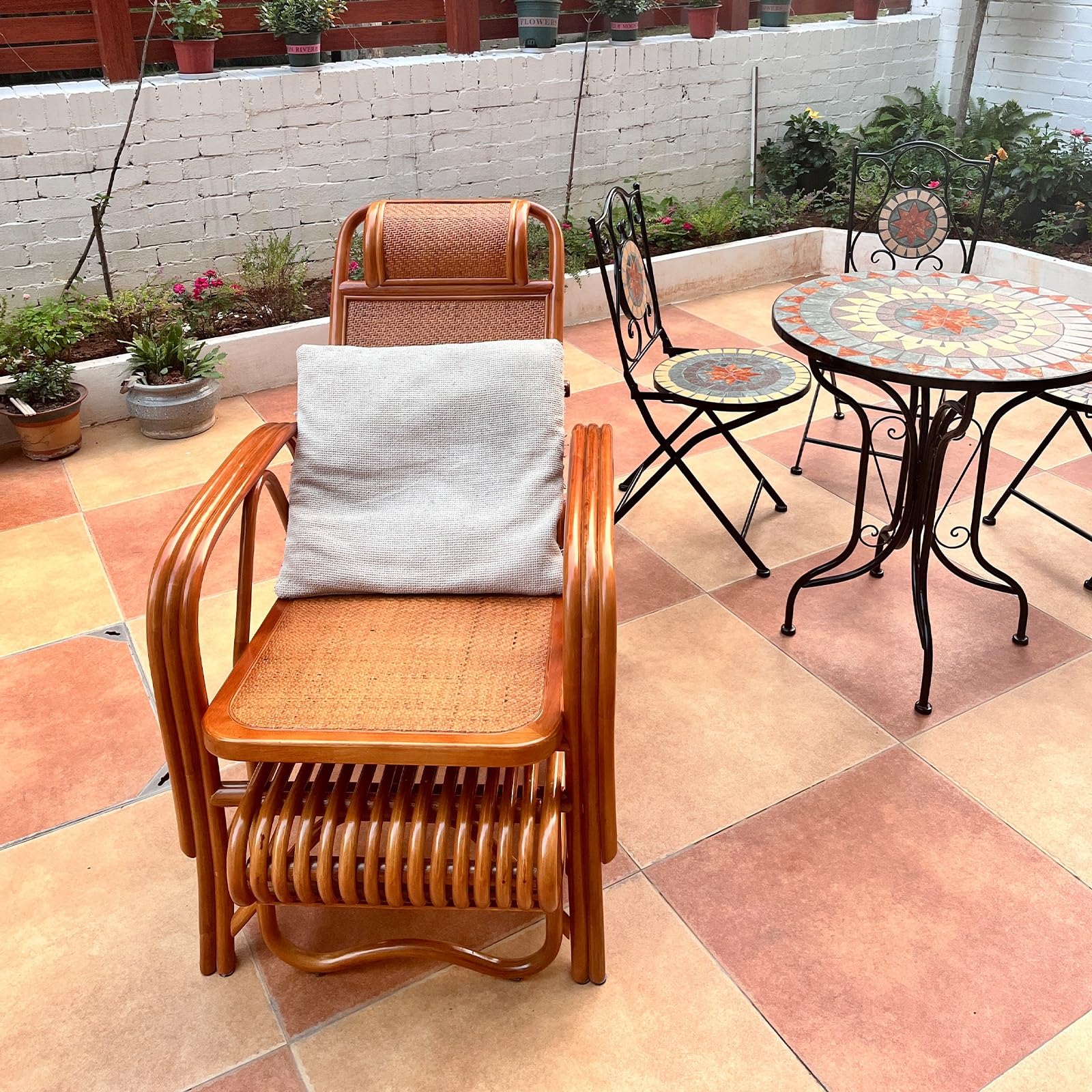 Amazon｜三つ折寝椅子籐製 リクライニング機能付き＆フットレスト