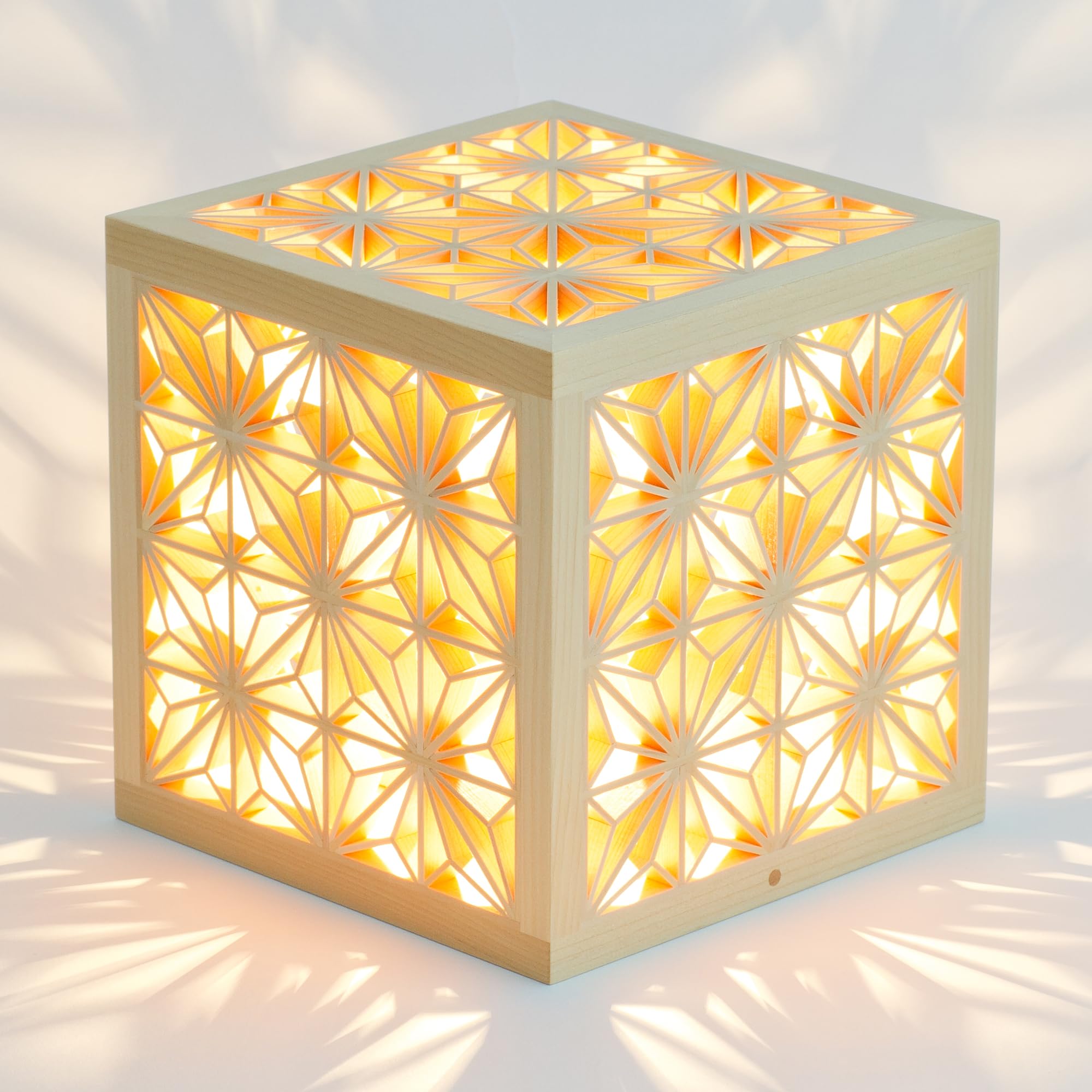 Amazon.co.jp : 木のあかり 麻の葉キューブMサイズ 中型テーブルランプ