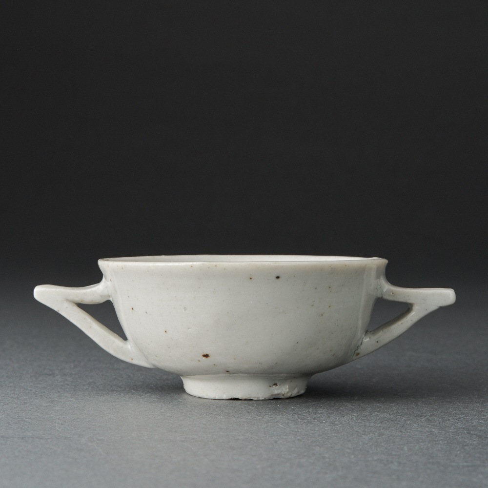 李朝耳盃 White Porcelain Sake Cup with Handles | すべての商品