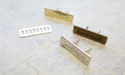 Hand made」刻印入り タグプレート メタルパーツ (足折れタイプ:HMT-1