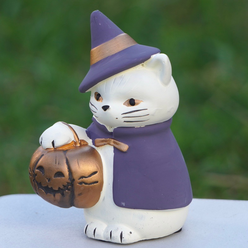 Hallowe'enパンプキンを持った白猫さん