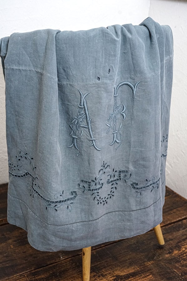 後染めゴージャスなアンティークリネンシーツAFイニシャルとカット