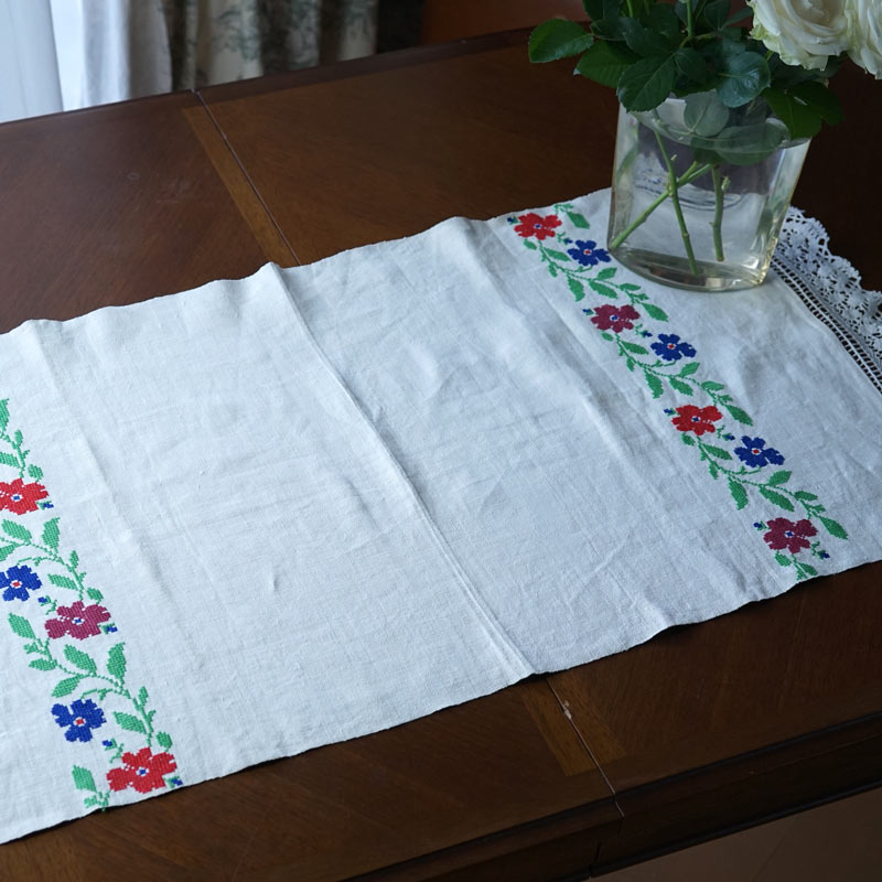 ハンガリー手織リネンにクロスステッチのお花の刺繍クロス98×48cm 1930