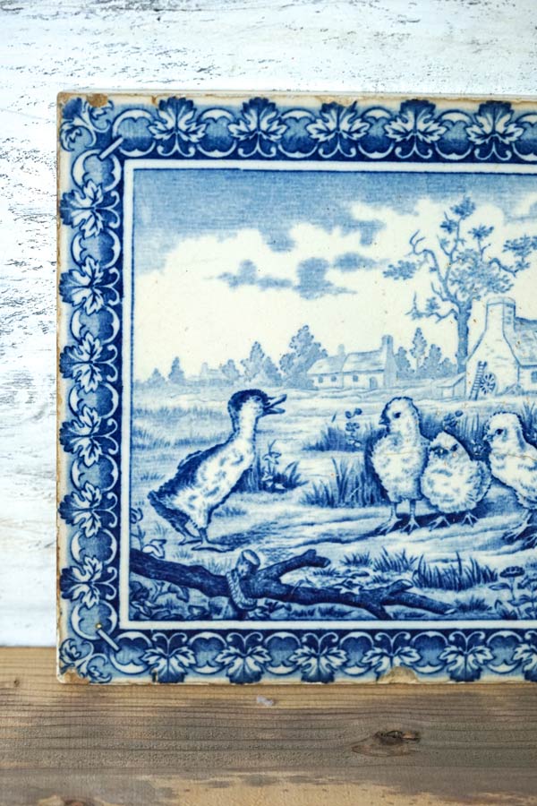 フランスアンティークタイル 田園風景の中での鳥のファミリー20.5×20.5