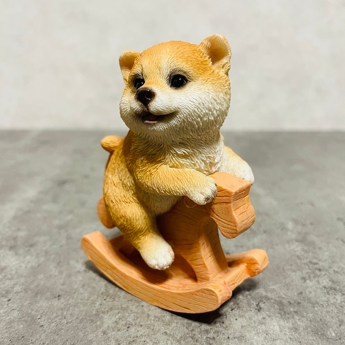 かわいい 犬 置物 木馬に乗る柴犬 woobia ウービア イヌ おしゃれ