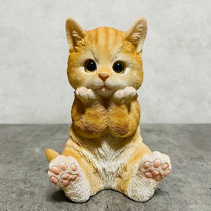 かわいい猫の置物 頬杖をつく茶トラ猫 高さ17cm woobia ウービア