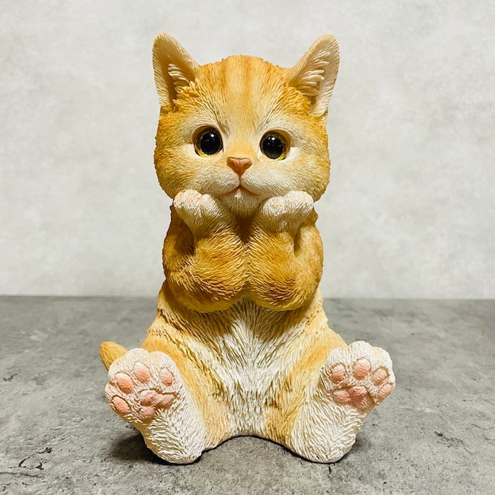 かわいい猫の置物 頬杖をつく茶トラ猫 高さ17cm woobia ウービア