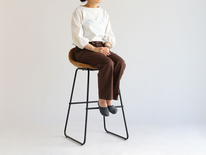 ミッドセンチュリーな雰囲気のカウンターチェア｜ソフトレザーと