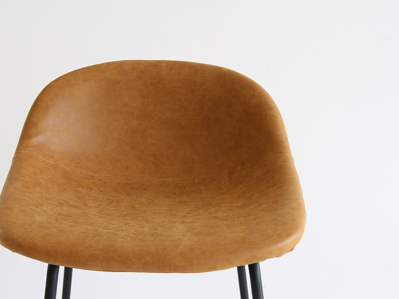 ミッドセンチュリーな雰囲気のカウンターチェア｜ソフトレザーと